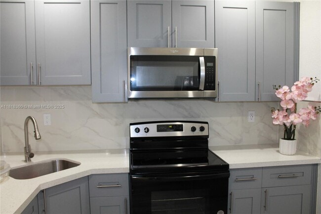 7929 Granada Blvd in Miramar, FL - Building Photo - Building Photo