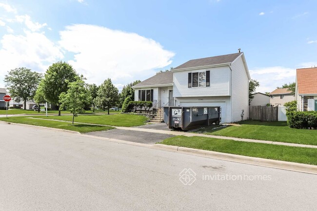 2346 Cambridge Ln in Woodridge, IL - Foto de edificio - Building Photo