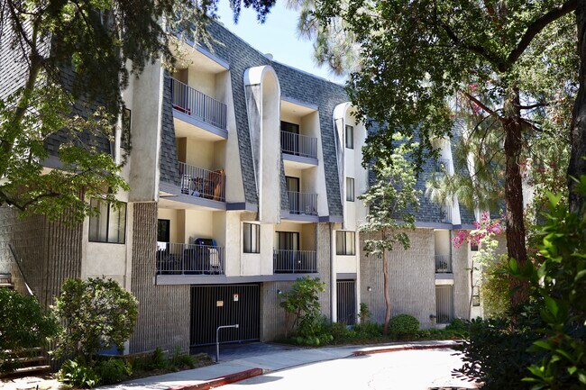 1830 N Verdugo Rd, Unit 109 in Glendale, CA - Building Photo - Building Photo