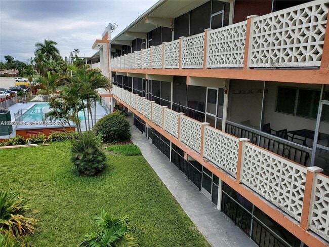 1450 NE 170th St in North Miami Beach, FL - Building Photo - Building Photo