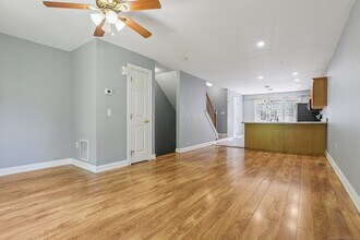 43 Harbor View Ln in Norwich, CT - Building Photo - Building Photo