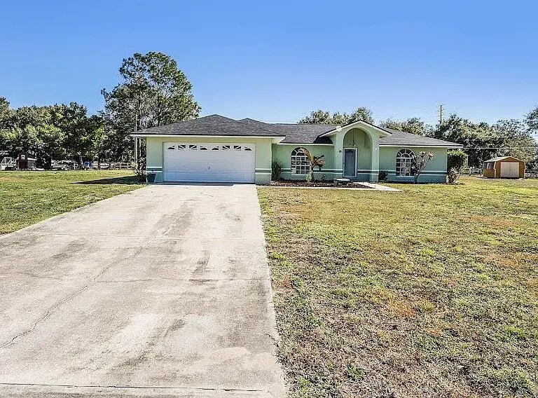 2837 Pond View Dr in Haines City, FL - Building Photo