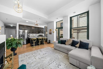 208 W Washington St in Chicago, IL - Building Photo - Building Photo