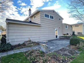 17 Juneberry Ln in Liverpool, NY - Foto de edificio - Building Photo