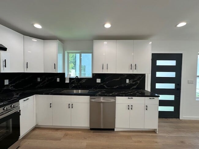 20340 Cantara St in Los Angeles, CA - Building Photo - Building Photo