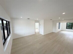 15300 NW 32nd Ave in Opa Locka, FL - Foto de edificio - Building Photo