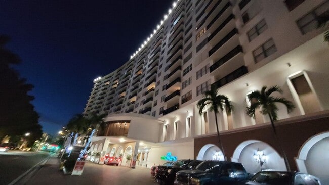 6039 Collins Ave in Miami Beach, FL - Building Photo - Building Photo