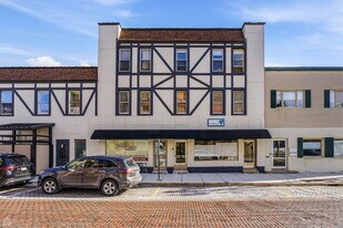 107 1/2 Dean St in Woodstock, IL - Building Photo