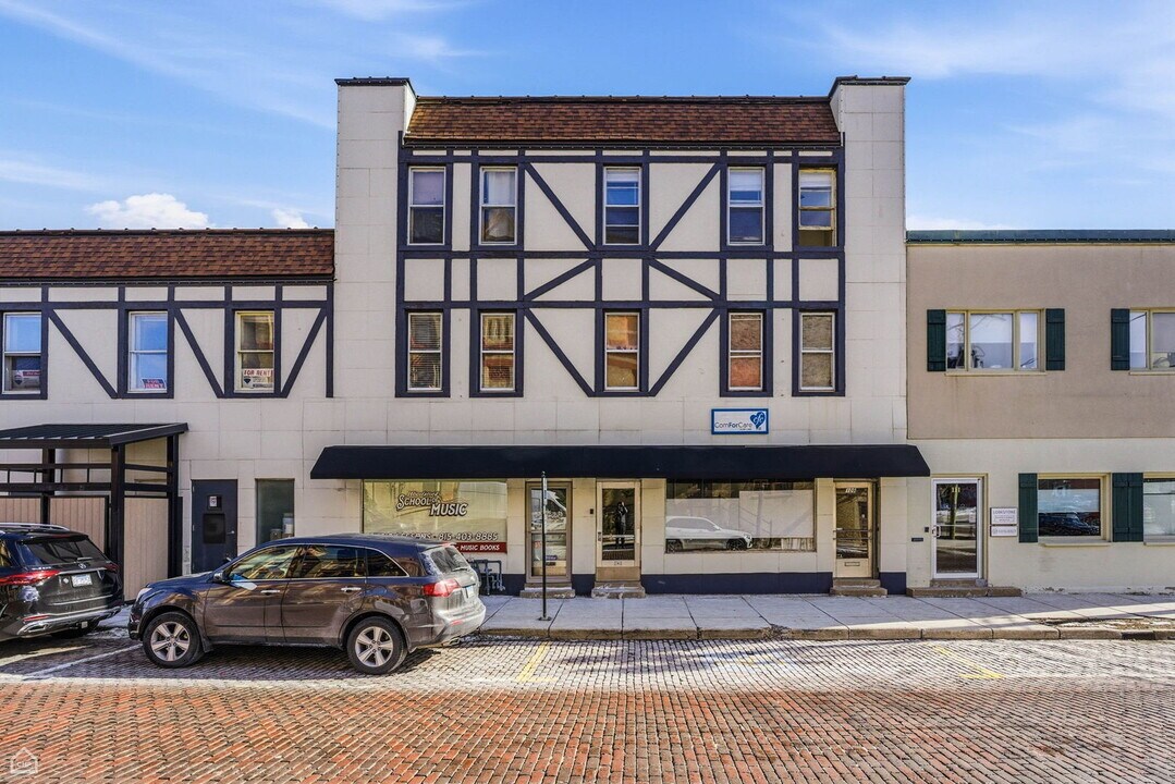 107 1/2 Dean St in Woodstock, IL - Building Photo