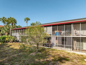 Golf Crest of Naples in Naples, FL - Building Photo - Building Photo