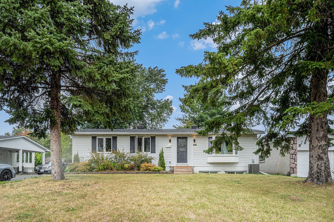 17 Overlake Dr in Ottawa, ON - Building Photo
