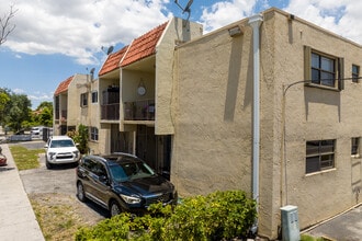 Palm Ave Gardens Condo in Hialeah, FL - Building Photo - Building Photo