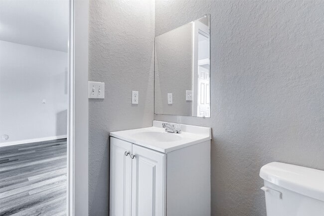 438 S San Joaquin Ave in San Antonio, TX - Building Photo - Building Photo