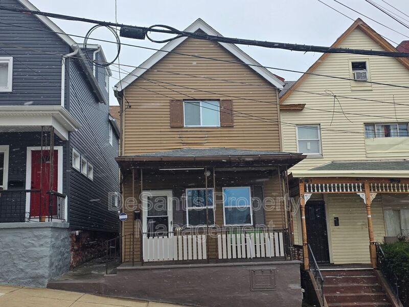 212 Kenmawr Ave in Braddock, PA - Building Photo