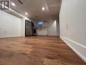 93 Starr Crescent in Aurora, ON - Building Photo - Building Photo