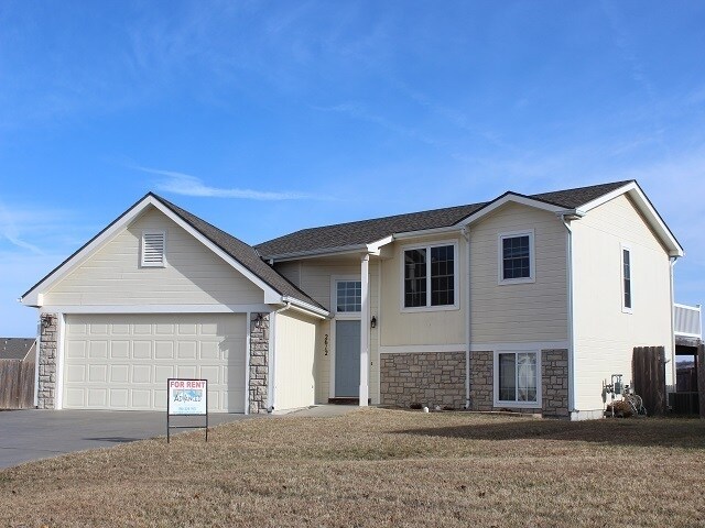 2612 Brook Cir in Manhattan, KS - Building Photo
