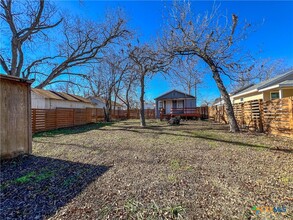 483 S Central Ave in New Braunfels, TX - Foto de edificio - Building Photo