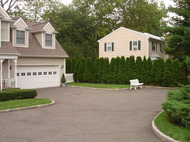 88 New Norwalk Rd in New Canaan, CT - Building Photo - Building Photo