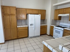 9412 Hickory Ave in Hesperia, CA - Foto de edificio - Building Photo