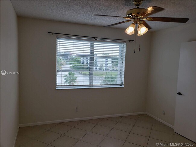 2220 N Cypress Bend Dr-Unit -504 in Pompano Beach, FL - Building Photo - Building Photo