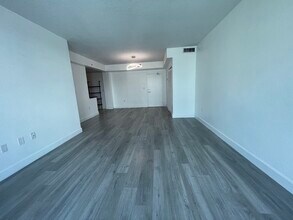7501 E Treasure Dr, Unit 2L in North Bay Village, FL - Building Photo - Building Photo