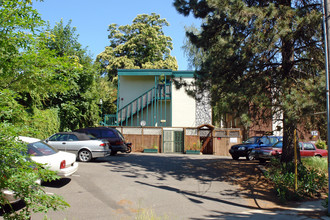 3215 SE Alder Ct in Portland, OR - Building Photo - Building Photo