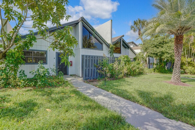 100 Sparrow Dr in Royal Palm Beach, FL - Building Photo - Building Photo