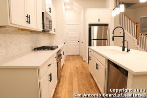 5843 Whitby Rd in San Antonio, TX - Foto de edificio - Building Photo