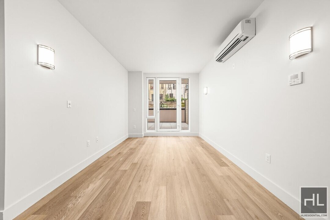 BRUCKNER BOULEVARD in Bronx, NY - Building Photo