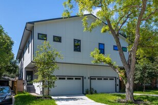 4517 Larch Ln in Bellaire, TX - Building Photo