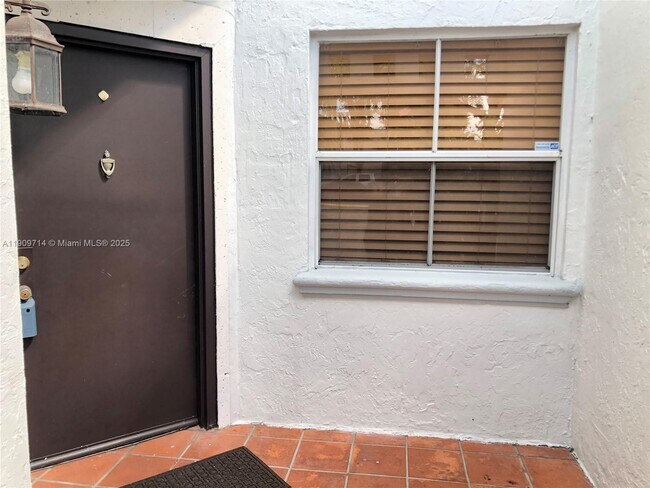 4637 NW 97th Ct in Doral, FL - Foto de edificio - Building Photo