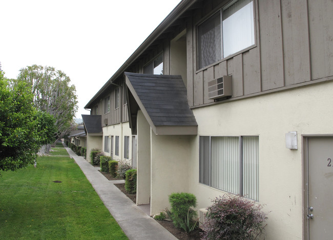 Parkwood Apartments in La Mirada, CA - Foto de edificio - Building Photo