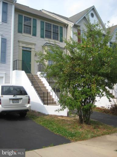 5903 Baron Kent Ln in Centreville, VA - Foto de edificio