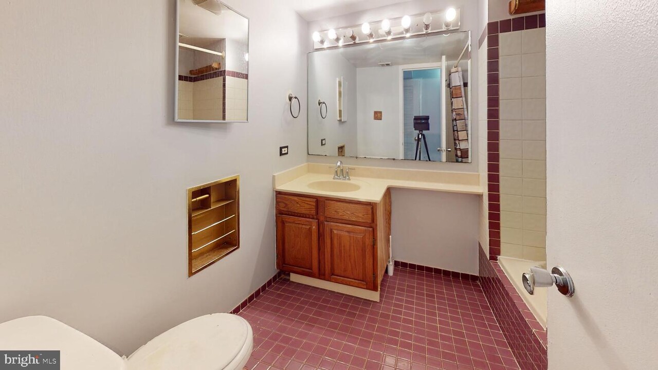5705 Indian Ct-Unit -22 in Alexandria, VA - Building Photo
