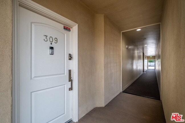 15206 Burbank Blvd in Los Angeles, CA - Building Photo - Building Photo