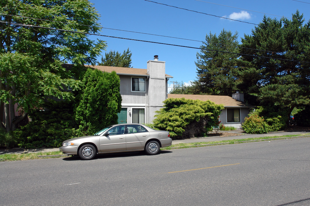 1721 SE Clinton St in Portland, OR - Building Photo