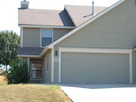 900 Christie Ct in Lawrence, KS - Building Photo