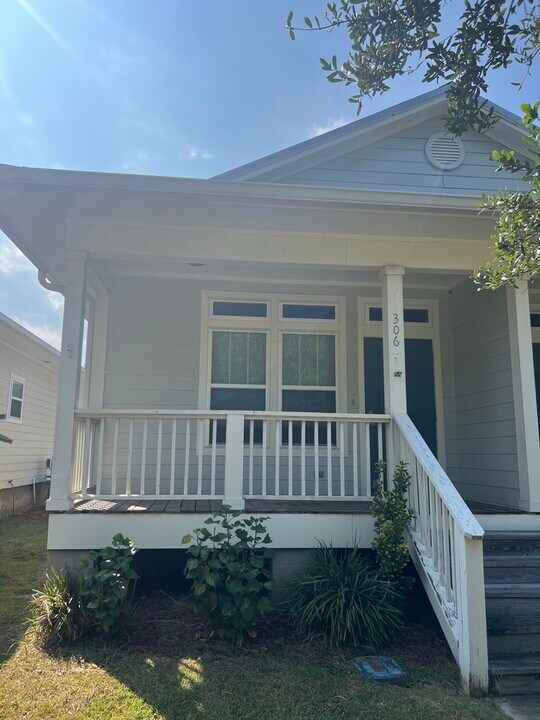 306 St Francis St in Bay St. Louis, MS - Building Photo