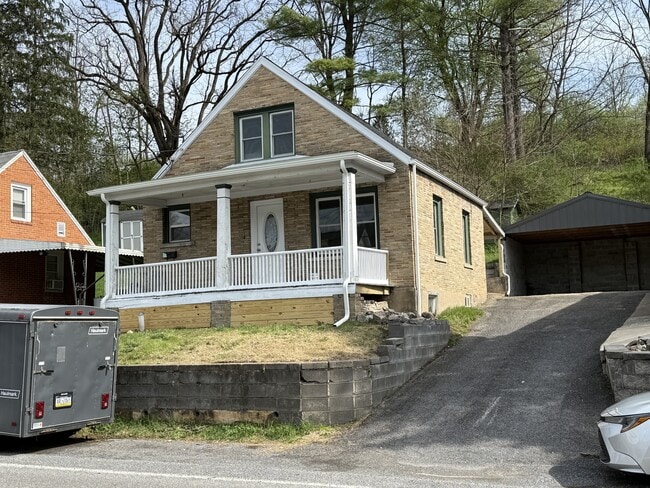 property at 926 W Water St