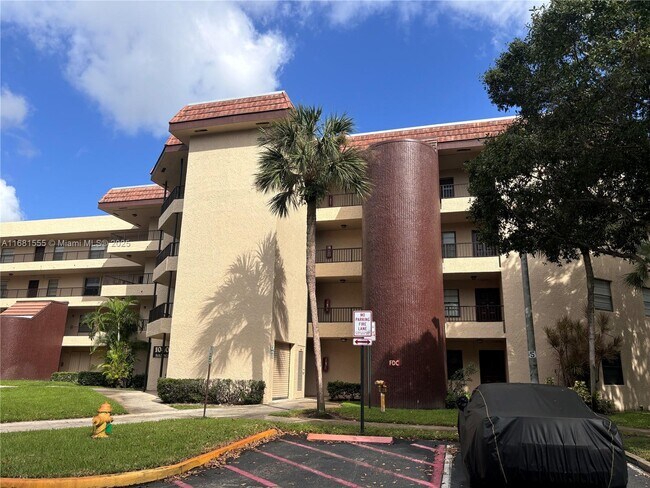 10401 W Broward Blvd in Plantation, FL - Building Photo - Building Photo