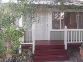 4546 Kingswell Ave in Los Angeles, CA - Building Photo - Building Photo