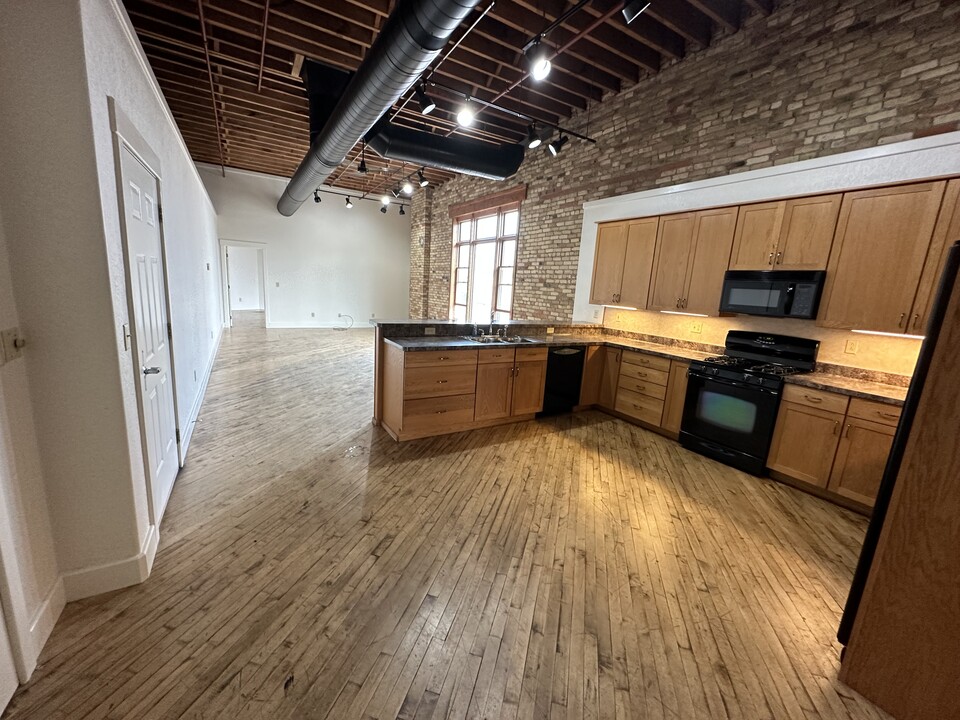 225 N Jackson St in Jackson, MI - Building Photo