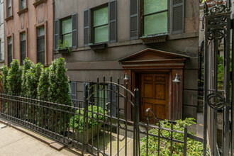 126 E 35th St in New York, NY - Building Photo - Building Photo