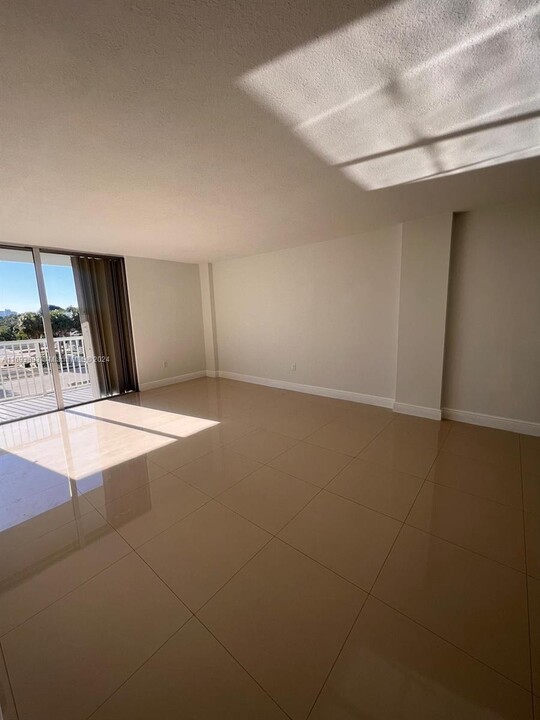 150 SE 25th Rd, Unit 4L in Miami, FL - Building Photo