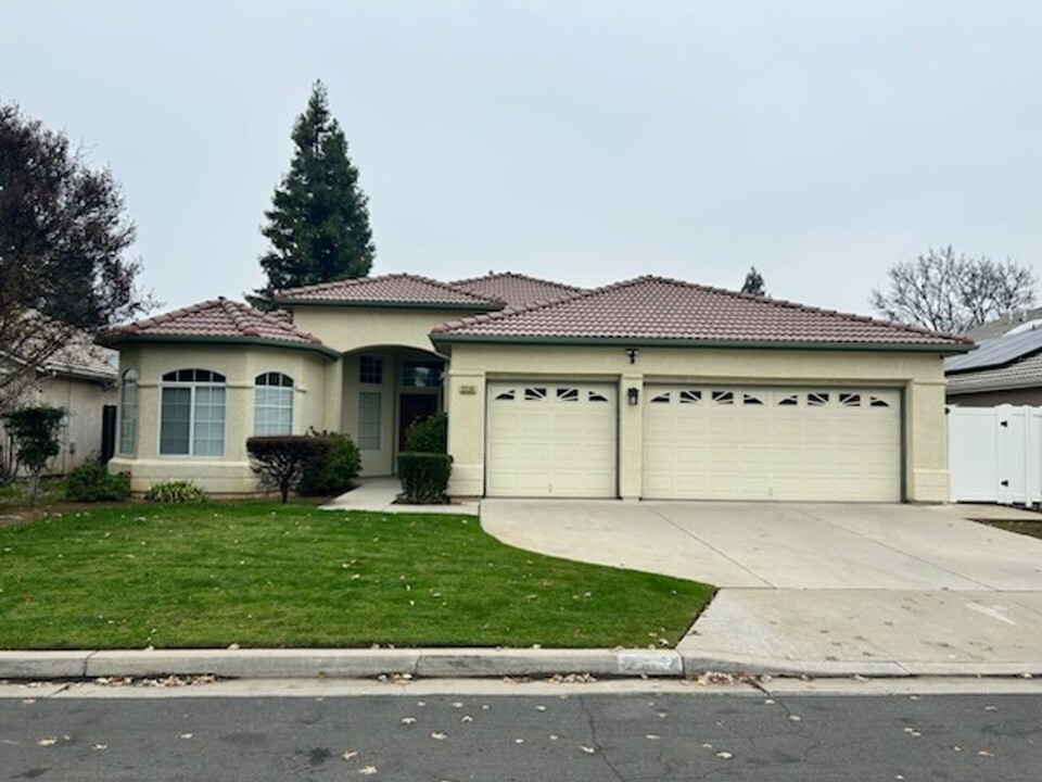 2334 E Omaha Ave in Fresno, CA - Building Photo