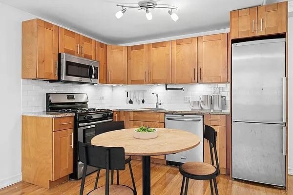305 W 18th St in New York, NY - Building Photo - Building Photo