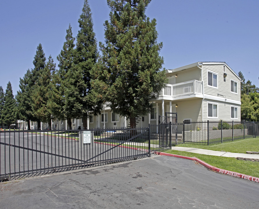 E. Claire Raley Transitional Living Center in Sacramento, CA - Foto de edificio