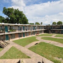 8445 Winkler Dr in Houston, TX - Building Photo