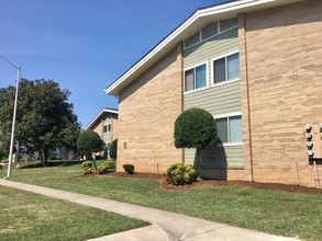 Waters Edge Apartments in Cleveland, TN - Building Photo - Building Photo