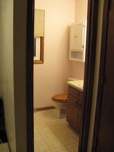 2012 Miller St, Unit B in West Bend, WI - Foto de edificio - Building Photo